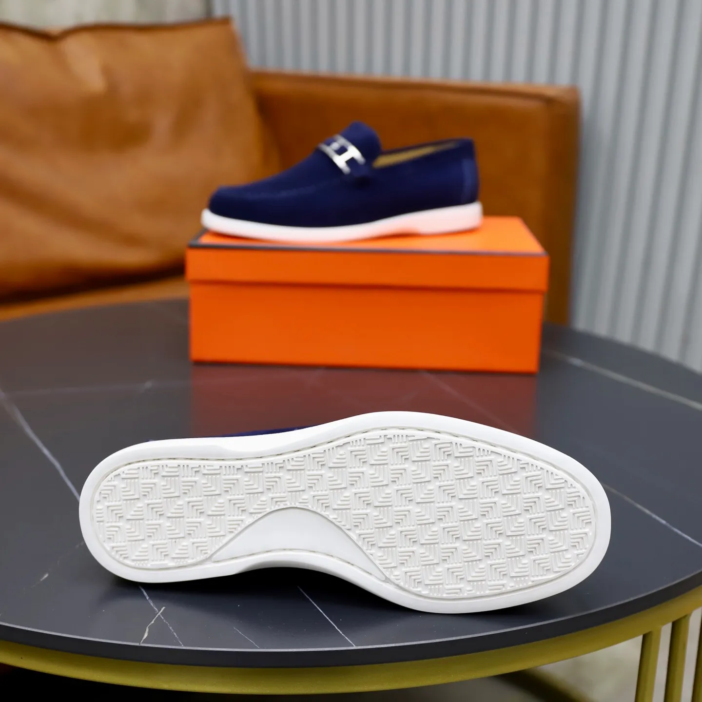 Ex-factory price: 540💰Hermès/Hermès slip-on men's shoes. This shoe is made of imported cow suede leather, with simple and smooth lines, and a 3CM rubber foam ultra-light sole combined with aerodynamic design! Youthful and fashionable, H button decoration, contrasting leather embellishment on the heel, calf lining to gently wrap your feet, with embossed logo cowhide feet, leather rock strips, casual and urban style, highlighting youthful vitality, sports and leisure version, super versatile Size number: 38-39-40-41-42-43-44 Standard leather shoe size (45 can be customized but does not support returns)